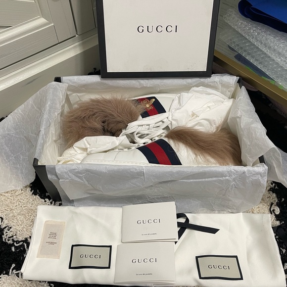 Like New Men’s Size 8 (Euro Size 41) Gucci ACE Bee Sneakers With Fur In White - Picture 13 of 14